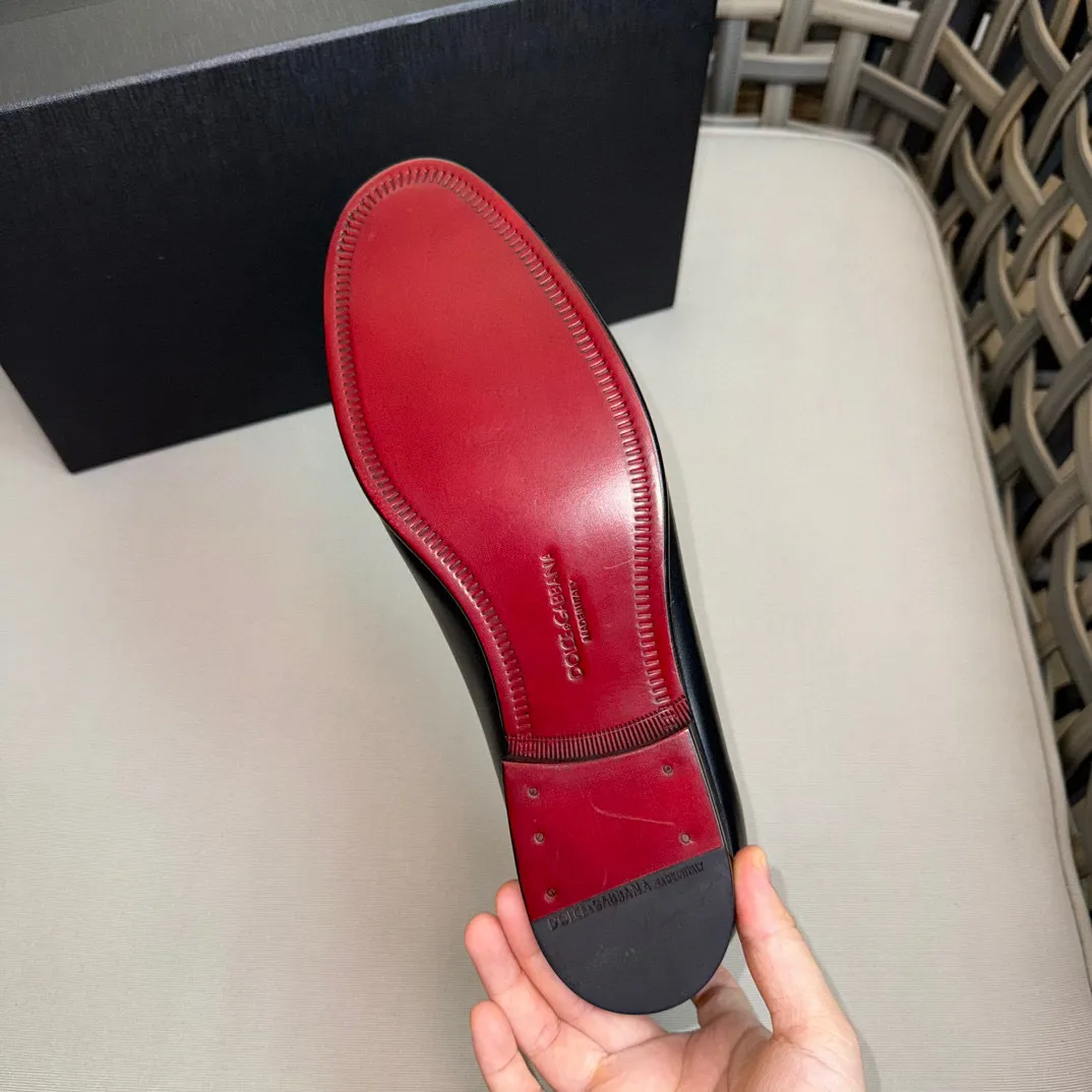 💰¥960 D&G cowhide moccasin loafers for men｜Embellished with DG hardware nameplate｜Made of imported calfskin｜Retro and shiny texture complement each other｜Release charming tones to outline a confident posture｜Imported calfskin + cowhide lining + Italian leather outsole Size: 39-44 (38.45 custom-made)